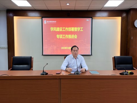 卢景值主持.jpg 卢景值主持.jpg