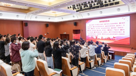 教师宣誓.jpg 教师宣誓.jpg