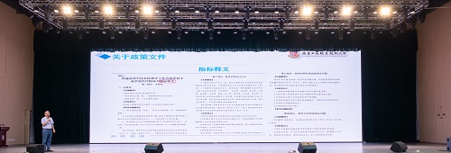 于建立作解读.JPG 于建立作解读.JPG