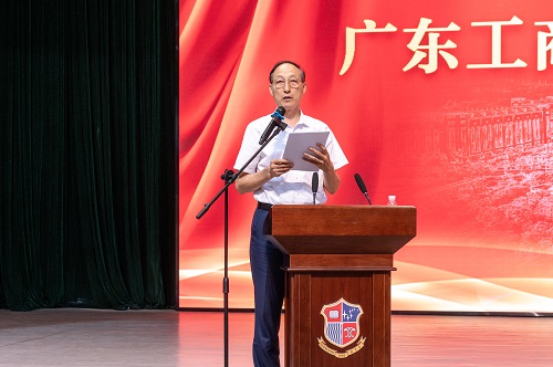 和飞作动员讲话.JPG 和飞作动员讲话.JPG