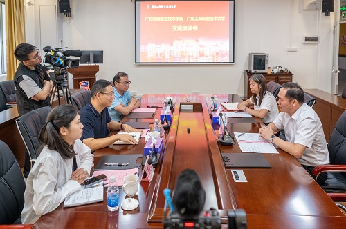 座谈现场.jpg 座谈现场.jpg