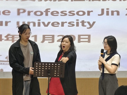 音乐舞蹈学院师生接受指导2.jpg 音乐舞蹈学院师生接受指导2.jpg