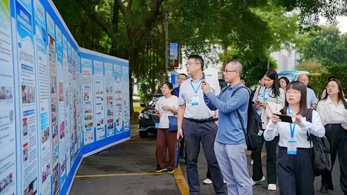 研修班学员参观工作成果展.jpg 研修班学员参观工作成果展.jpg