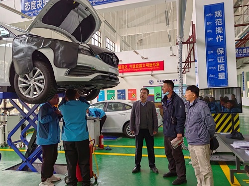 赵同胤一行实地调研汽车运用维修系实训室.jpg 赵同胤一行实地调研汽车运用维修系实训室.jpg