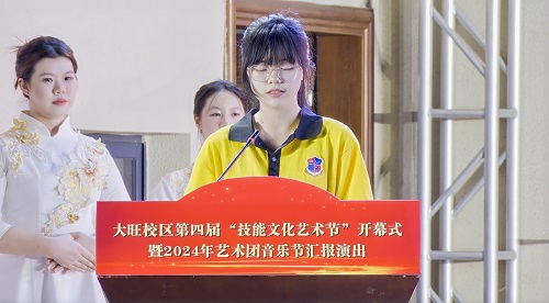 学生代表发言.jpg 学生代表发言.jpg