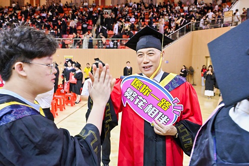 丁勇欢送毕业生.jpg 丁勇欢送毕业生.jpg