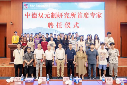 活动合影.jpg 活动合影.jpg