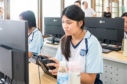学生体验无人机模拟驾驶.jpg