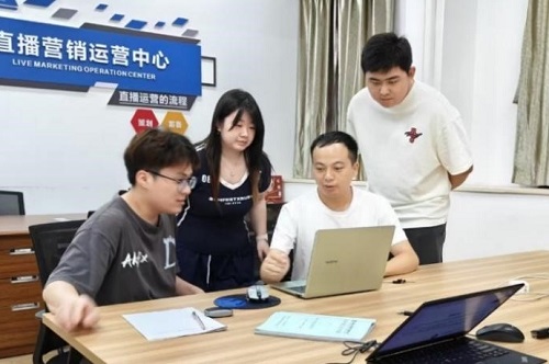 教师指导学生备赛.jpg