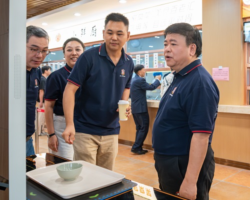 董事会及学校领导等试餐1.jpg 董事会及学校领导等试餐1.jpg