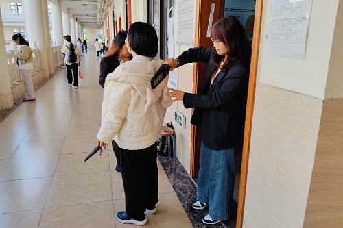 考生接受检查.jpg