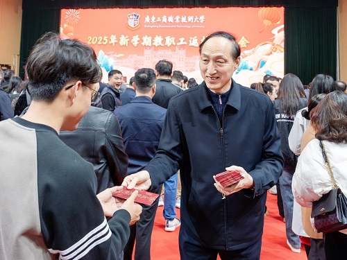 董事会及校领导在两校区派发红包4.JPG