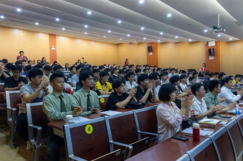 宣讲会现场.jpg 宣讲会现场.jpg