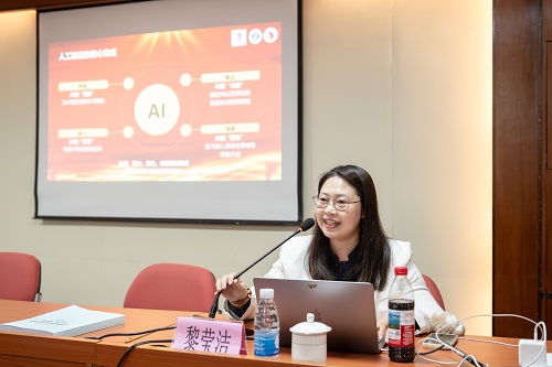 黎莹洁授课.jpg 黎莹洁授课.jpg