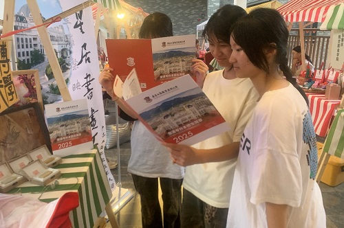 观众翻阅世界杯官网招生简章.jpg 观众翻阅世界杯官网招生简章.jpg
