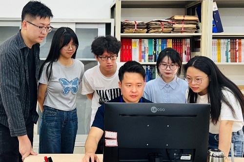 参赛队员与指导教师研讨.jpg 参赛队员与指导教师研讨.jpg