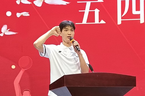 张靖宣誓.jpg 张靖宣誓.jpg