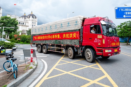 满载物资车辆驶出学校.JPG 满载物资车辆驶出学校.JPG