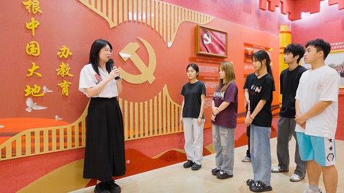 学生在党建馆上课3.jpg 学生在党建馆上课3.jpg