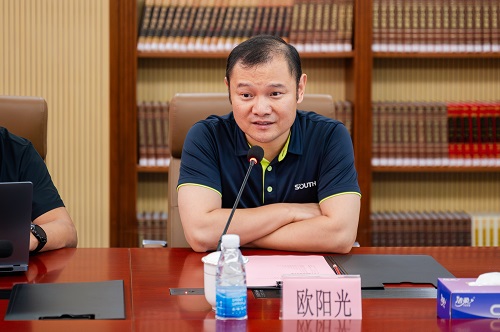 欧阳光讲话.JPG 欧阳光讲话.JPG