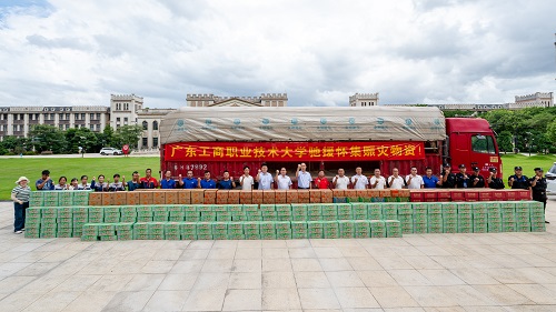 装车现场合影.JPG 装车现场合影.JPG