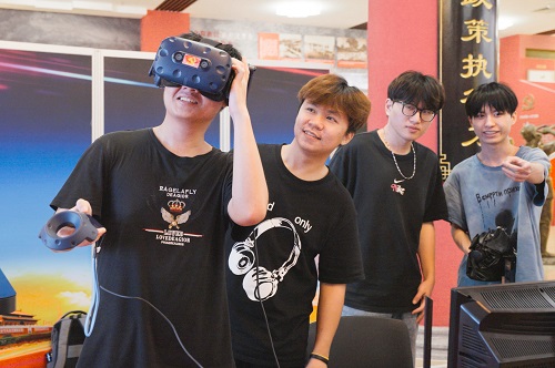 学生在党建馆利用VR技术沉浸式体验.jpg 学生在党建馆利用VR技术沉浸式体验.jpg