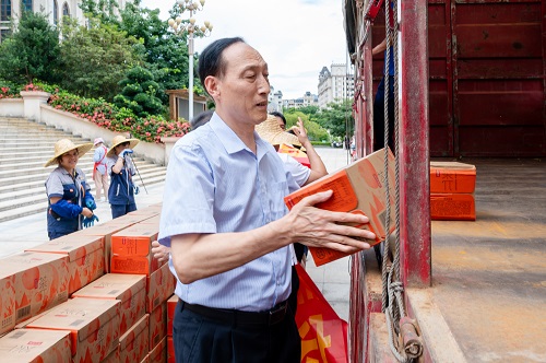 校长和飞参与装车.JPG 校长和飞参与装车.JPG