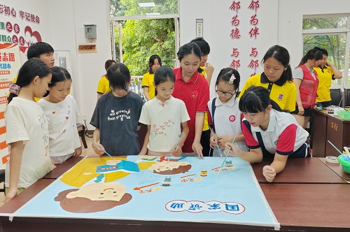 实践团成员与学生共绘画.jpg 实践团成员与学生共绘画.jpg