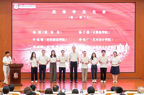 和飞为优秀学员颁发证书.jpg 和飞为优秀学员颁发证书.jpg