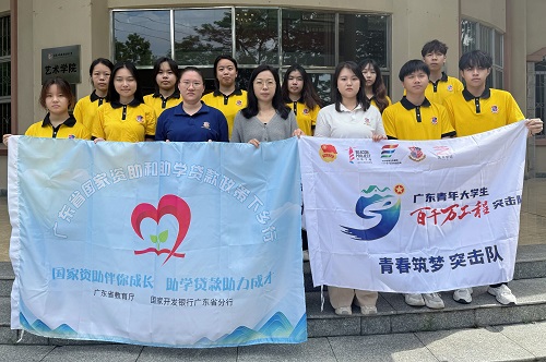 实践团师生合影.jpg 实践团师生合影.jpg