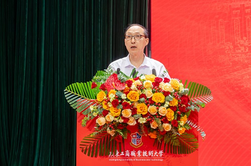 和飞在星湖校区典礼上讲话.JPG 和飞在星湖校区典礼上讲话.JPG