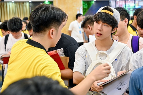 大旺校区工作人员接待新生1.jpg 大旺校区工作人员接待新生1.jpg
