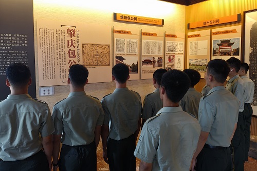 参观包公祠.jpg