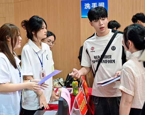 星湖校区工作人员接待新生1.jpg 星湖校区工作人员接待新生1.jpg