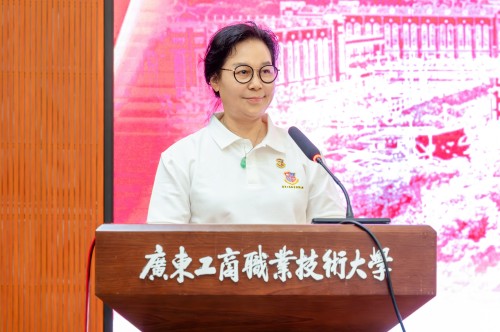 谢建平宣读教师节慰问信.jpg