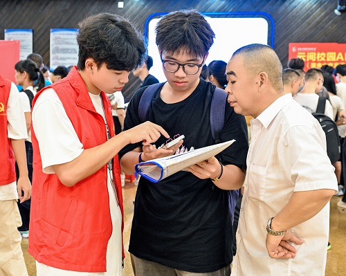 大旺校区工作人员接待新生2.jpg 大旺校区工作人员接待新生2.jpg