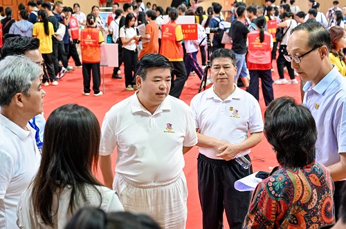 董事会领导及校领导亲临现场指导工作1.jpg 董事会领导及校领导亲临现场指导工作1.jpg