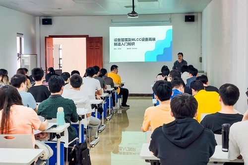 风华企业导师在学校给学生授课.jpg 风华企业导师在学校给学生授课.jpg