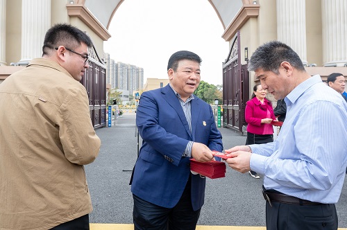 派发“利是”2.jpg