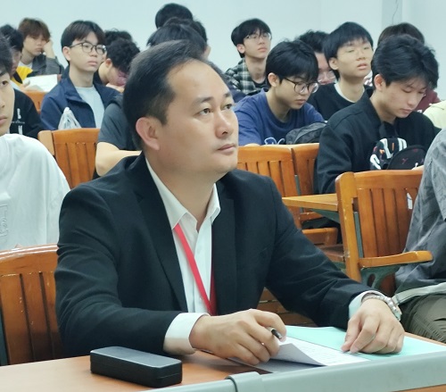 学校领导在大旺校区听课巡查2.jpg