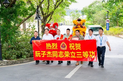 喜报闪耀校园 .jpg 喜报闪耀校园 .jpg